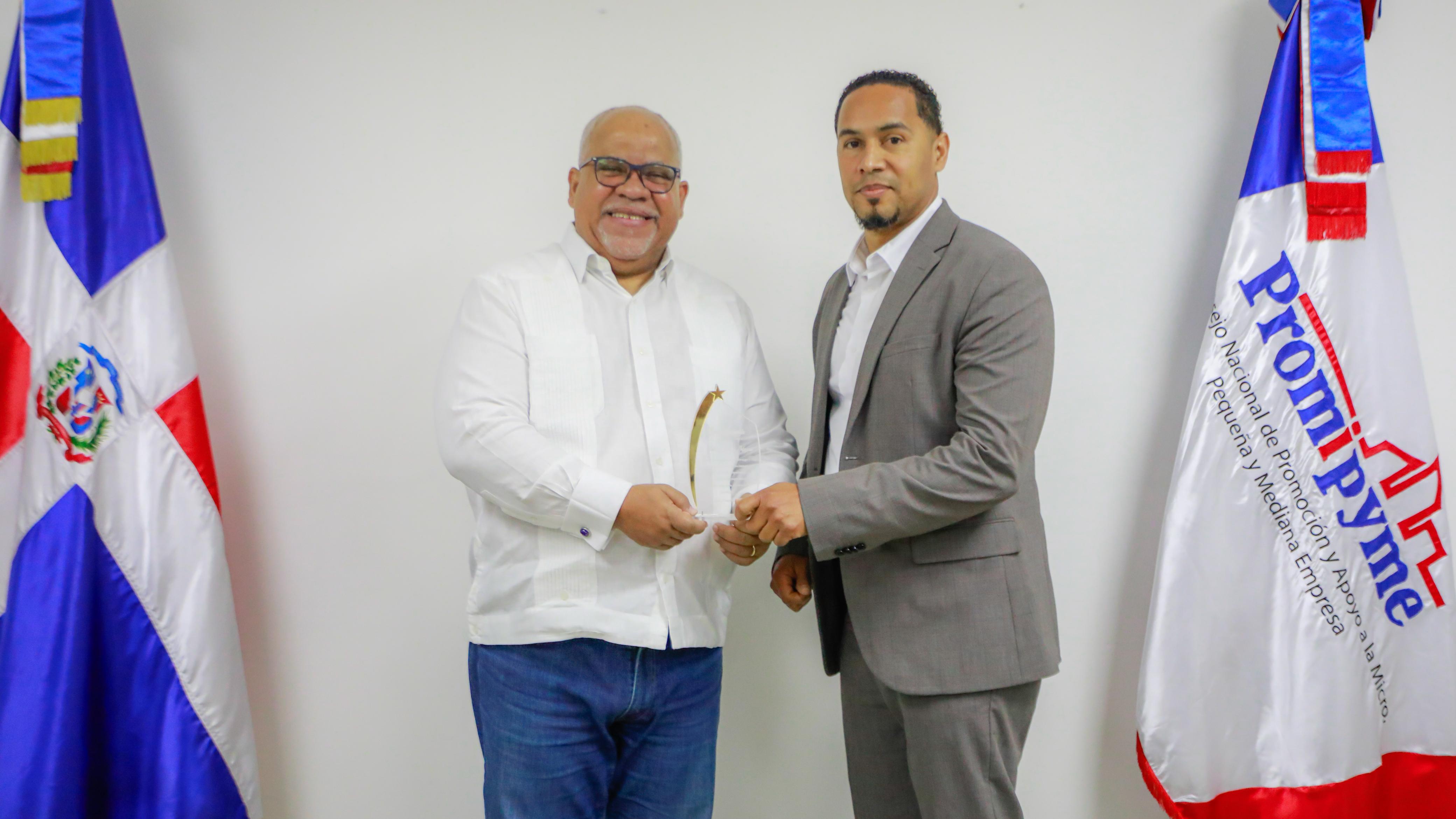 Fabricio Gómez Mazara recibe reconocimiento por su apoyo al emprendimiento